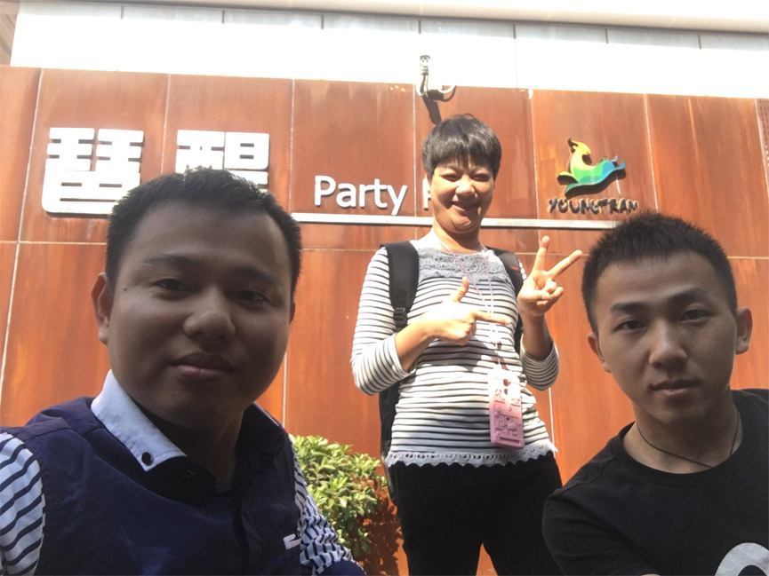 我们是差不多十点多推着轮椅从陈涌小学出发的;我林俊,志伟,小桃,我们